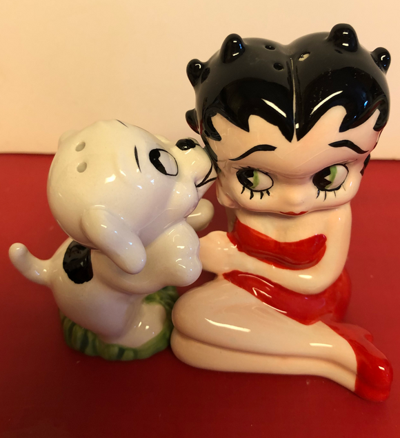 Betty and Pudgy Kiss Salt & Pepper Shakers
